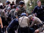 penegakan-hukum-menahan-seorang-pengunjuk-rasa-pro-palestina-di-universitas-texas-selama-konflik-yang-sedang-berlangsung-antar-1_169