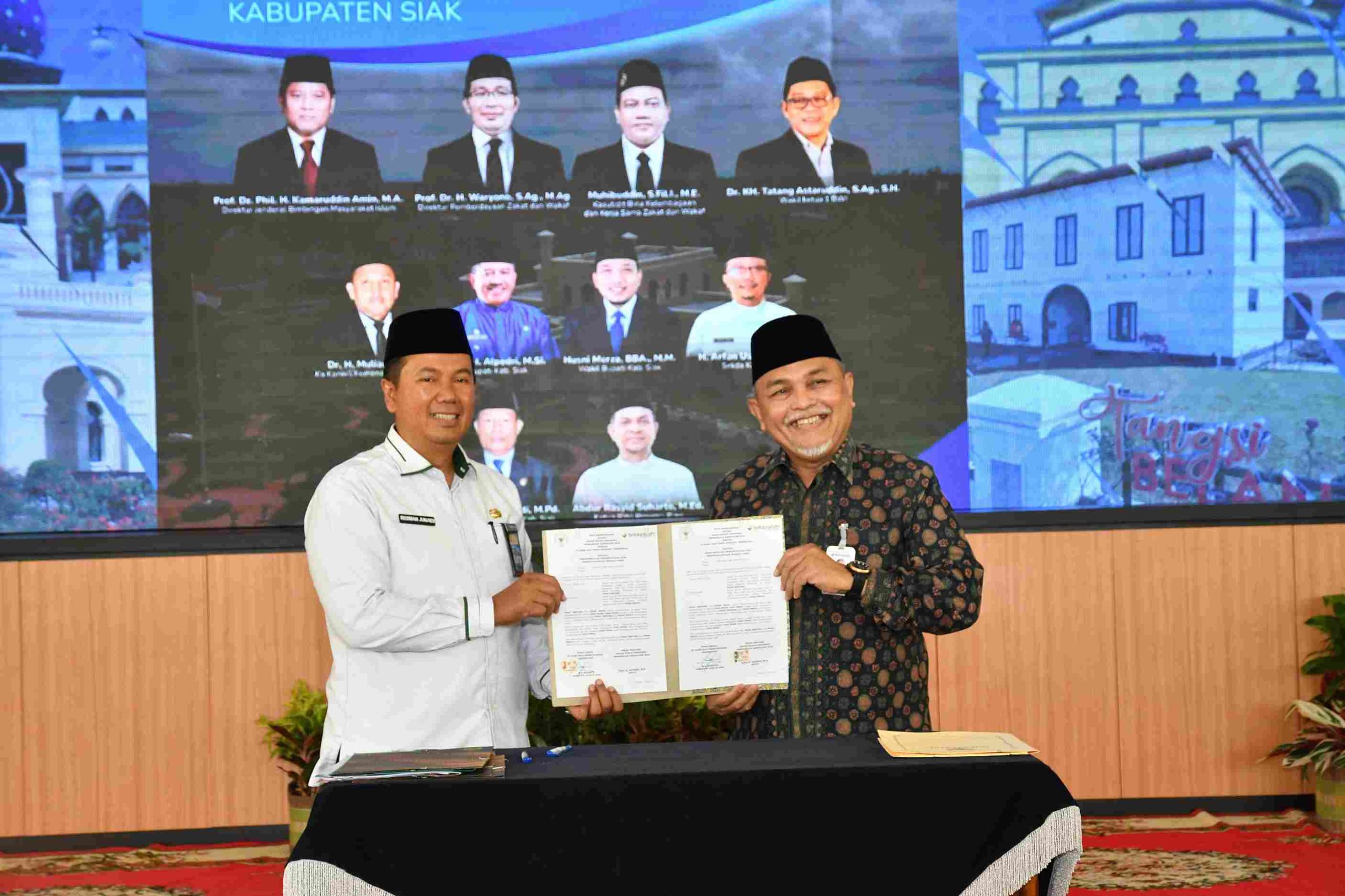 BRK_Syariah_dan_BWI_Kabupaten_Siak_Tandatangani_Nota_Kesepahaman,_dalam_Rangkaian_Launching_Program_Kota_Wakaf_1 (1)_11zon